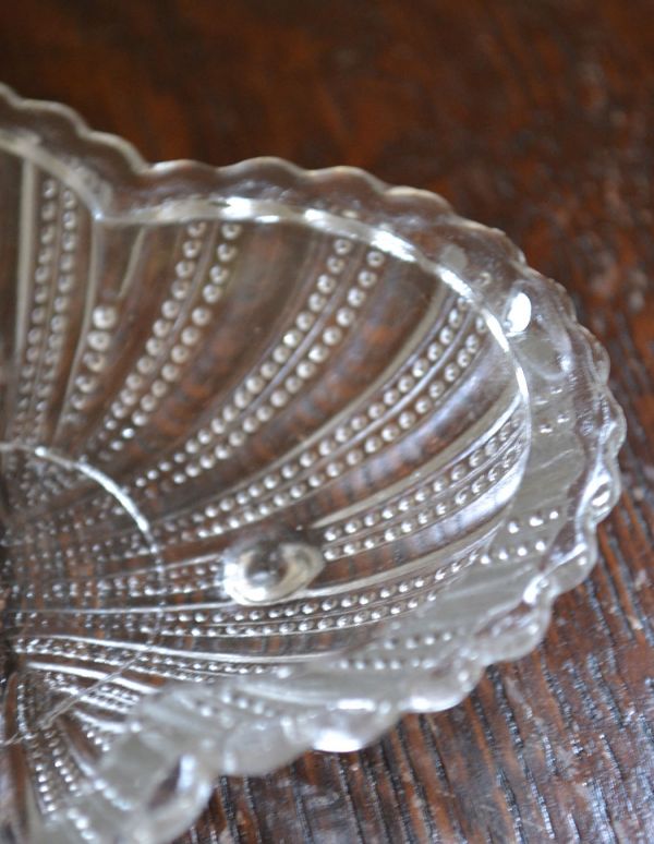 アンティーク 雑貨のガラス小物　アンティーク雑貨　三つ葉のクローバーの持ち手付きアンティークガラストレー（プレスドグラス）。食事の時間を楽しく過ごすために作られた器貴重だったガラスがプレスドグラスの発達によって気軽に手に入るようになった時代に作られたテーブルウェア。(pg-2788)