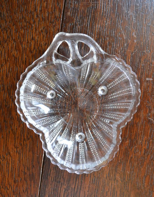アンティーク 雑貨のガラス小物　アンティーク雑貨　三つ葉のクローバーの持ち手付きアンティークガラストレー（プレスドグラス）。上から見るとこんな感じです。(pg-2788)