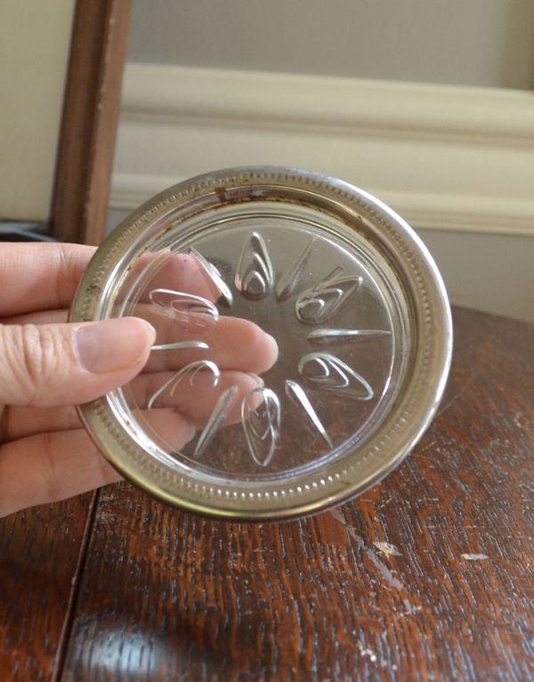 アンティーク 雑貨のガラス小物　アンティーク雑貨　シルバーの縁どりがキラっと輝くガラスのコースター（アンティークプレスドグラス）。小さなサイズが可愛い何個でも集めたくなっちゃう手のひらサイズ。(pg-2791)