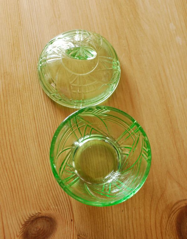 アンティーク 雑貨のガラス小物　アンティーク雑貨　脚付きのガラスケース（グリーン）、アンティークプレスドグラス。上から見るとこんな感じです。(pg-2808)