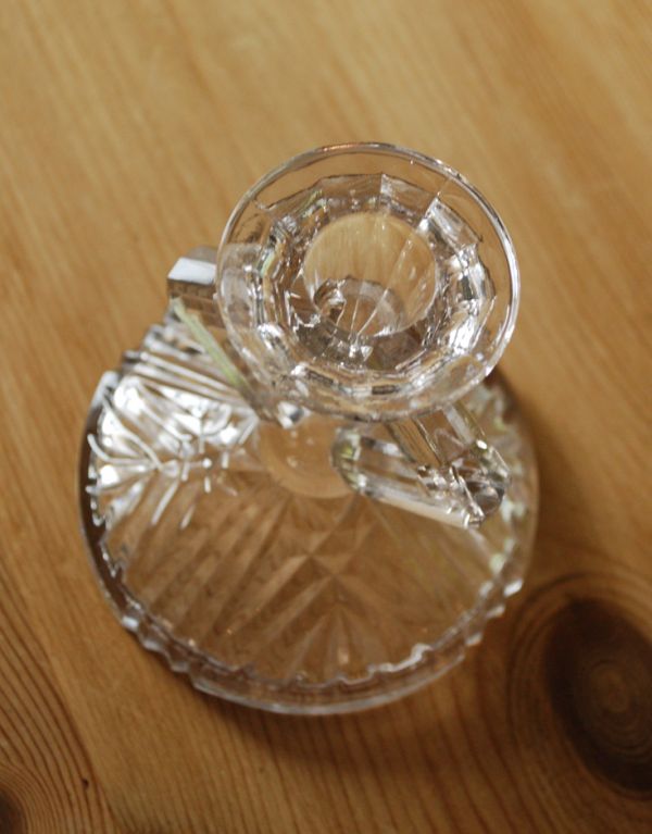アンティーク 雑貨のガラス小物　アンティーク雑貨　アンティークのガラス雑貨、ダイヤの形が可愛いプレスドグラスのキャンドルスタンド。上から見るとこんな感じですアンティークなので多少のキズやカケがある場合はありますが、使用上問題はありませんのでご了承下さい。(pg-2867)