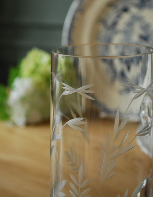 アンティーク 雑貨のガラス小物　アンティーク雑貨　アンティークのプレスドグラス、リーフカットがキレイな持ち手付きのグラス（花器）。アンティークのため、多少の欠け・傷がある場合がありますが、使用上問題はありませんので、ご了承下さい。(pg-2870)