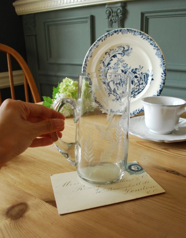 アンティーク 雑貨のガラス小物　アンティーク雑貨　アンティークのプレスドグラス、リーフカットがキレイな持ち手付きのグラス（花器）。フラワーベースにしても素敵です。(pg-2870)