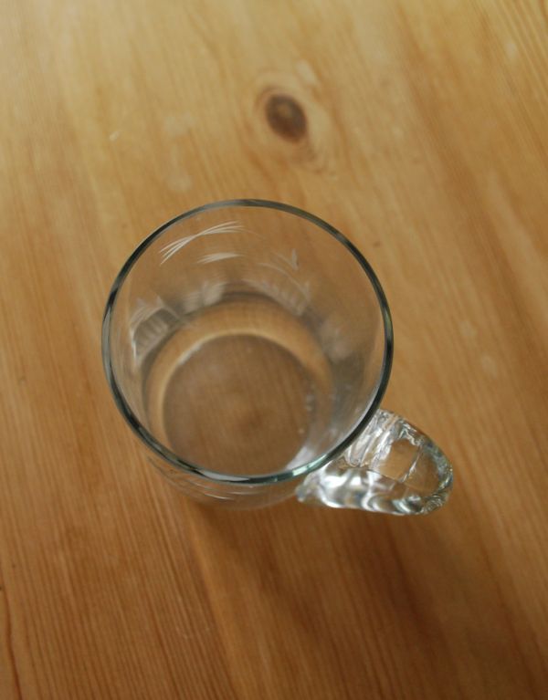 アンティーク 雑貨のガラス小物　アンティーク雑貨　アンティークのプレスドグラス、リーフカットがキレイな持ち手付きのグラス（花器）。上から見るとこんな感じです。(pg-2870)