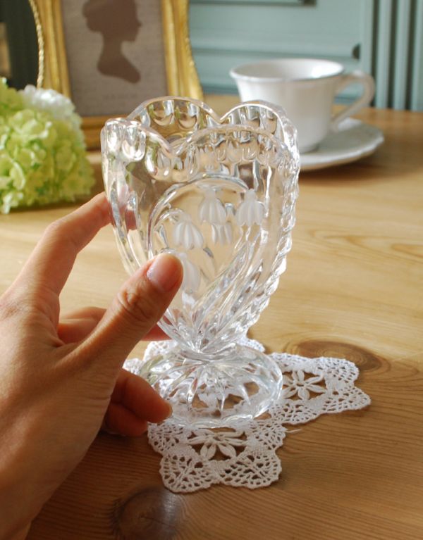 スズランが可愛いアンティークガラスのフラワーベース（花瓶）、プレスドグラス(pg-2909)｜アンティーク雑貨