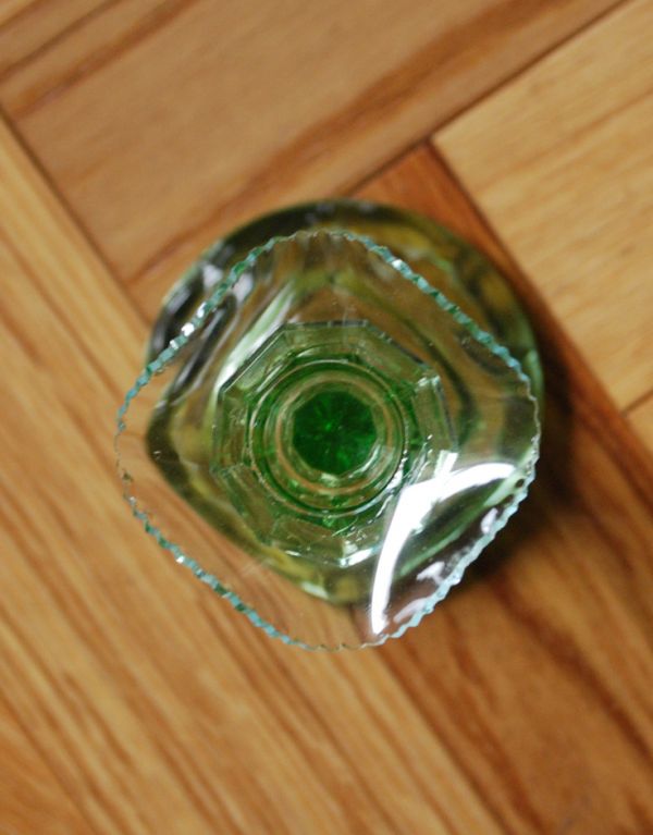 アンティーク 雑貨のガラス小物　アンティーク雑貨　アンティークガラスのキャンドルスタンド、透き通るグリーンカラーのプレスドグラス 。上から見ても美しいデザインです。(pg-2969)