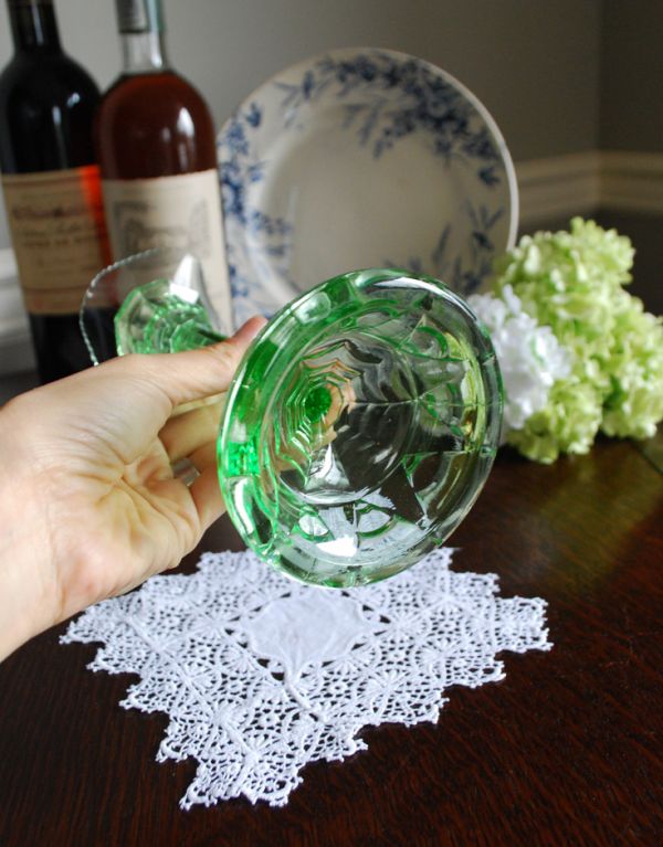 アンティーク 雑貨のガラス小物　アンティーク雑貨　アンティークガラスのキャンドルスタンド、透き通るグリーンカラーのプレスドグラス 。土台にも美しいカッティング。(pg-2969)