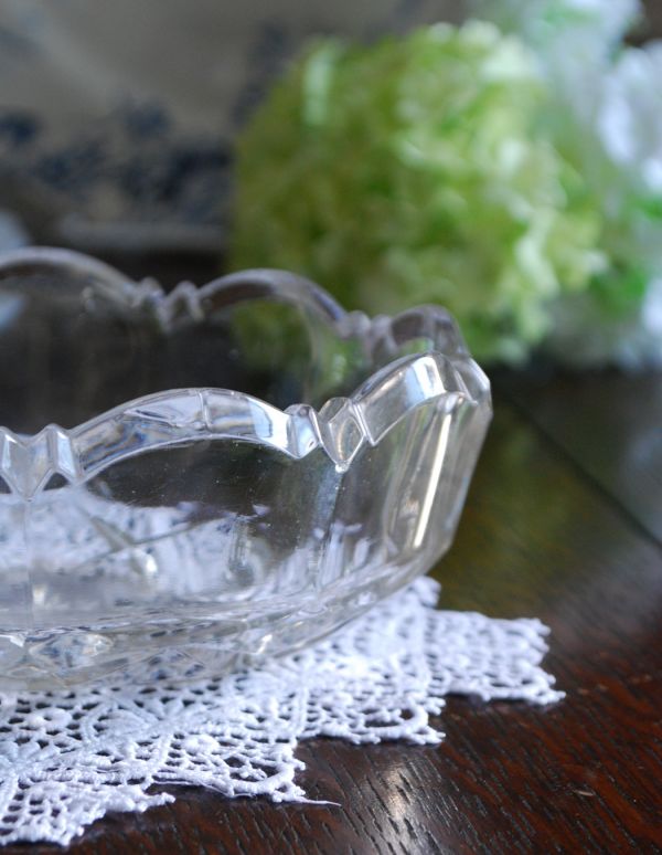 アンティーク 雑貨のガラス小物　アンティーク雑貨　華やかなデザインのアンティークガラスボウル、プレスドグラス。食事の時間を楽しく過ごすために作られた器貴重だったガラスがプレスドグラスの発達によって気軽に手に入るようになった時代に作られたテーブルウェア。(pg-3039)