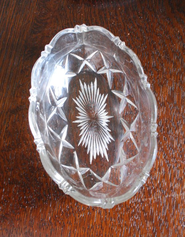 アンティーク 雑貨のガラス小物　アンティーク雑貨　華やかなデザインのアンティークガラスボウル、プレスドグラス。上から見るとこんな感じです。(pg-3039)