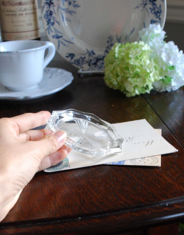 アンティーク 雑貨のガラス小物　アンティーク雑貨　アンティークガラスの小さなトレー（プレート）、プレスドグラス。小さなサイズが可愛い何個でも集めたくなっちゃう手のひらサイズ。(pg-3041)