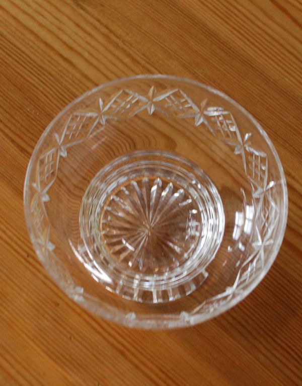 アンティーク 雑貨のガラス小物　アンティーク雑貨　アンティークのガラス食器、美しい透明感ある器。上から見るとこんな感じです。(pg-3042)