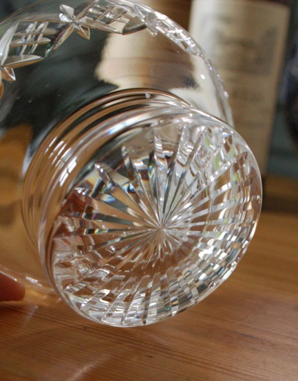 アンティーク 雑貨のガラス小物　アンティーク雑貨　アンティークのガラス食器、美しい透明感ある器。底にも綺麗なカッティングが施されています。(pg-3042)