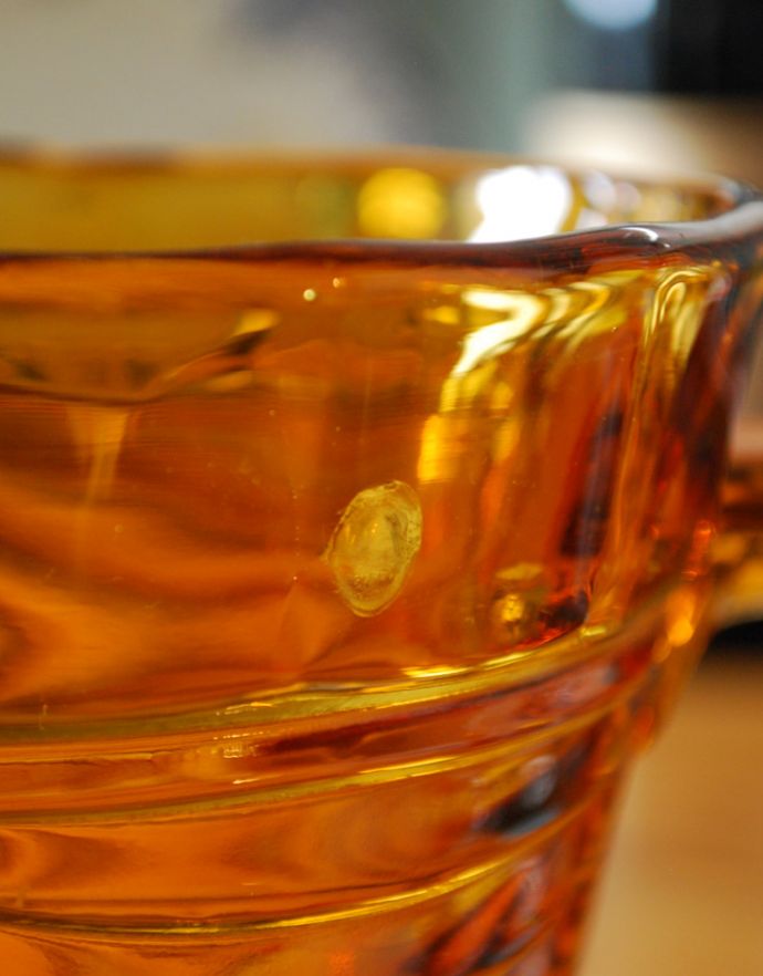 アンティーク 雑貨のガラス小物　アンティーク雑貨　アンティークのプレスドグラス、アンバー色が食卓を彩るガラスピッチャー（ウォータージャグ）。カケがあるのでSALE価格ですカケがありました。(pg-3067)