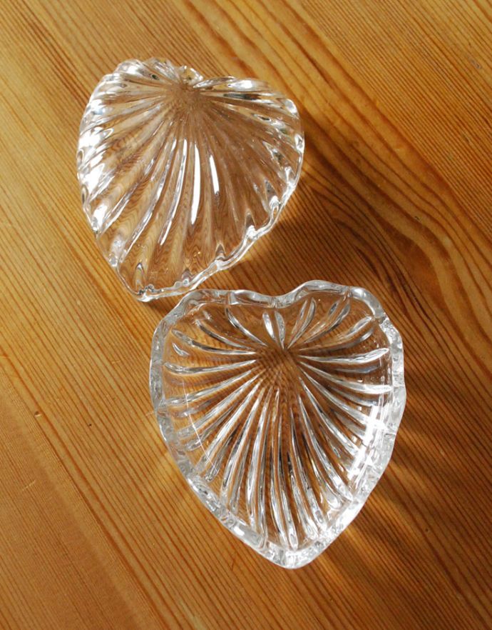 アンティーク 雑貨のガラス小物　アンティーク雑貨　ハートのかたちにときめく、フタ付きアンティークガラスケース、プレスドグラス。上から見ると･･･こんなに可愛いハート型。(pg-3091)