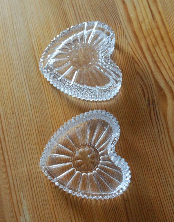 アンティーク 雑貨のガラス小物　アンティーク雑貨　ハートの形をしたガラスケース、可愛いアンティーク雑貨。上から見るとこんな感じです。(pg-3092)