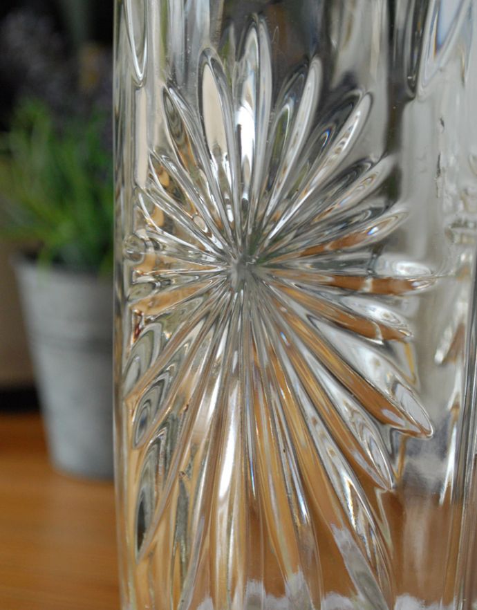 アンティーク 雑貨のガラス小物　アンティーク雑貨　お花のカッティングキレイなアンティークフラワーベース（花器）プレスドグラス 。お花のカッティングが素敵です。(pg-3124)
