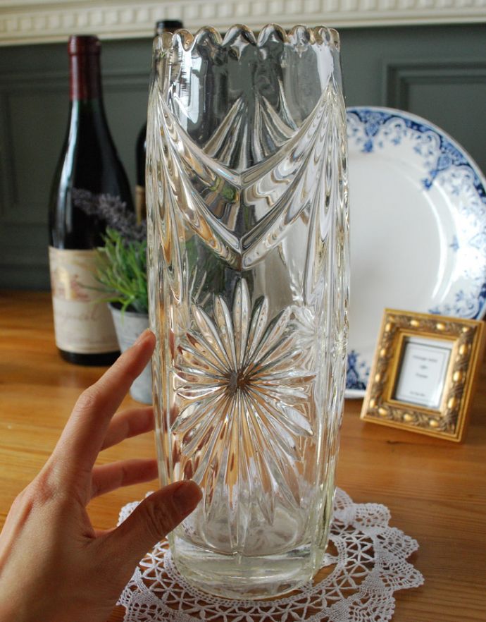 アンティーク 雑貨のガラス小物　アンティーク雑貨　お花のカッティングキレイなアンティークフラワーベース（花器）プレスドグラス 。飾るだけで絵になる美しさ。(pg-3124)