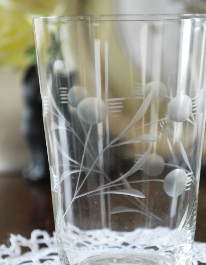 アンティーク 雑貨のガラス小物　アンティーク雑貨　アンティークのプレスドグラス、お花のデザインがキレイなグラス。アンティークのため、多少の欠け・傷がある場合がありますが、使用上問題はありませんので、ご了承下さい。(pg-3174)