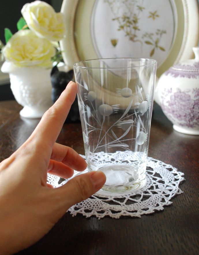 アンティーク 雑貨のガラス小物　アンティーク雑貨　アンティークのプレスドグラス、お花のデザインがキレイなグラス。窓辺やデスクの上に置くだけで華やかになります。(pg-3174)