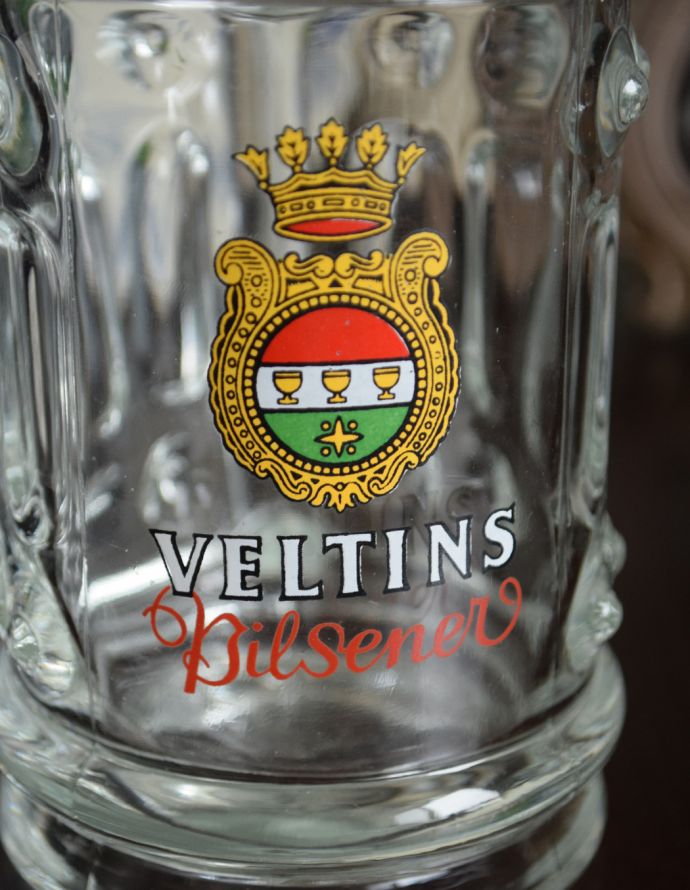 アンティーク 雑貨のガラス小物　アンティーク雑貨　VELTINSのジョッキグラス、アンティークプレスドグラス。仕事が終わって楽しみたいビールの時間今も昔もビールは庶民の楽しみ。(pg-3195)