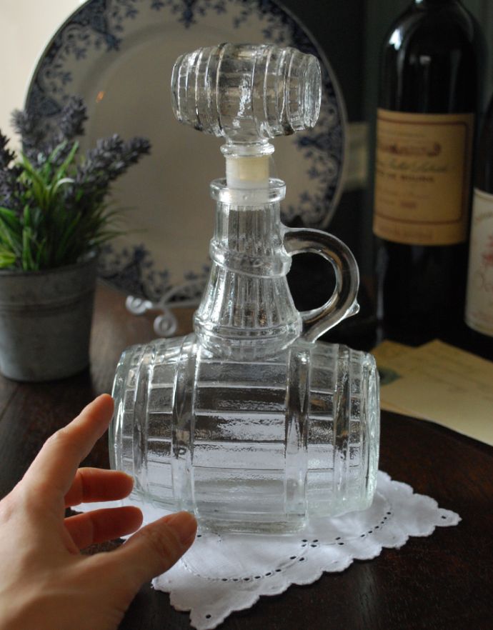 アンティーク 雑貨のガラス小物　アンティーク雑貨　ウィスキーの樽モチーフのアンティークプレスドグラス、蓋付きボトル。ディスプレイとしても使いやすいサイズ。(pg-3215)
