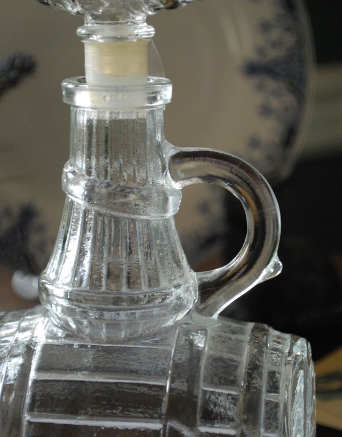 アンティーク 雑貨のガラス小物　アンティーク雑貨　ウィスキーの樽モチーフのアンティークプレスドグラス、蓋付きボトル。小さいですが、持ち手が付いています。(pg-3215)