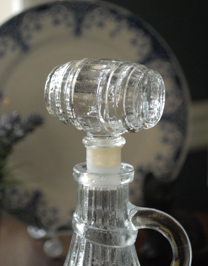 アンティーク 雑貨のガラス小物　アンティーク雑貨　ウィスキーの樽モチーフのアンティークプレスドグラス、蓋付きボトル。フタも樽型のデザインでお洒落。(pg-3215)