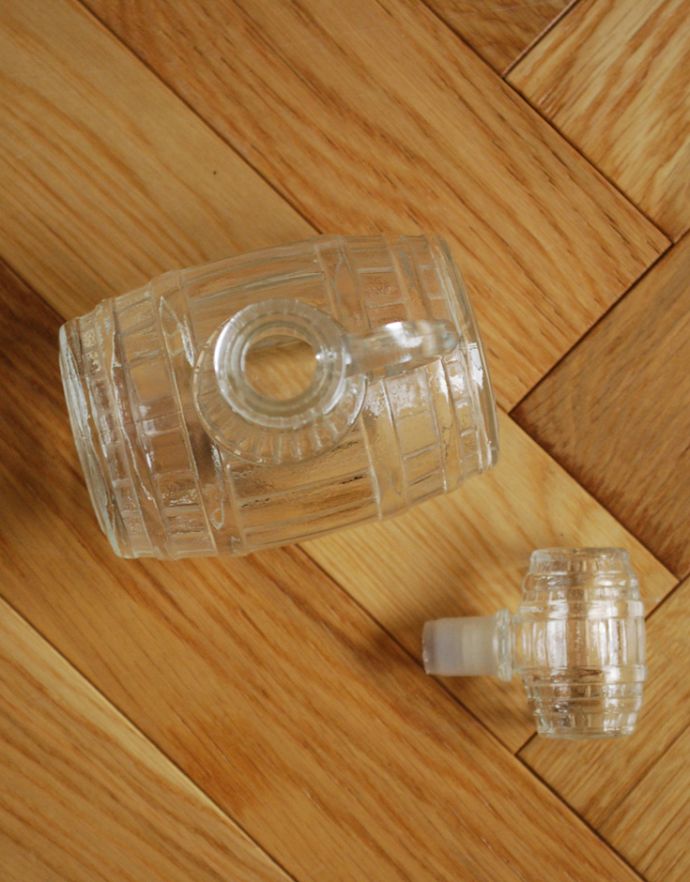 アンティーク 雑貨のガラス小物　アンティーク雑貨　ウィスキーの樽モチーフのアンティークプレスドグラス、蓋付きボトル。上から見るとこんな感じ。(pg-3215)