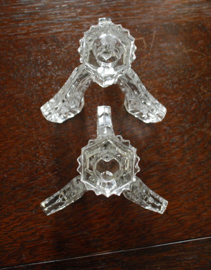 アンティーク 雑貨のガラス小物　アンティーク雑貨　3本脚の立ち姿が美しいアンティークキャンドルスタンドセット（ろうそく立て）。上から見るとこんな感じです。(pg-3219)