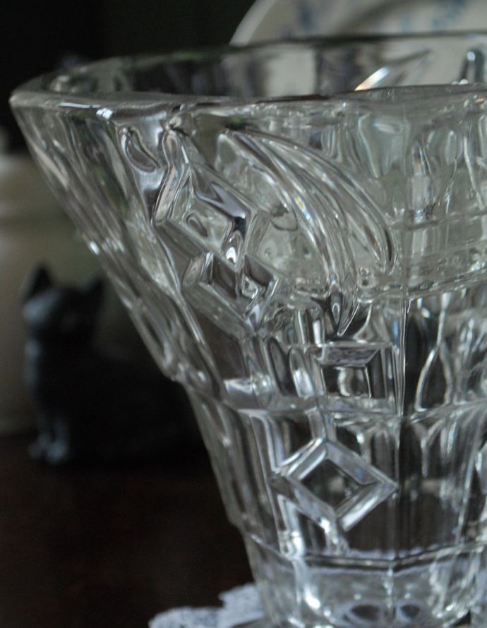 アンティーク 雑貨のガラス小物　アンティーク雑貨　フラワーベース（ガラス留め付き）、誰でも素敵にお花を楽しめるアンティークのプレスドグラス。光が当たるときらきら輝きます。(pg-3325)