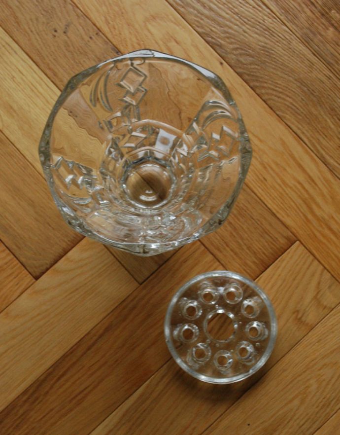 アンティーク 雑貨のガラス小物　アンティーク雑貨　フラワーベース（ガラス留め付き）、誰でも素敵にお花を楽しめるアンティークのプレスドグラス。お花を挿すところは外れるので、お手入れもしやすいです。(pg-3325)