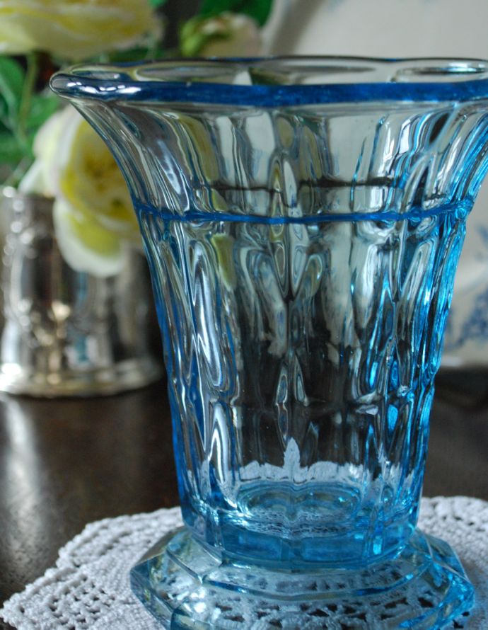 フラワーベース　アンティーク雑貨　涼しげなブルーカラーのフラワーベース（花瓶）、アンティークガラス雑貨（プレスドグラス）。アンティークのため、多少の欠け・傷がある場合がありますが、使用上問題はありませんので、ご了承下さい。(pg-3333)