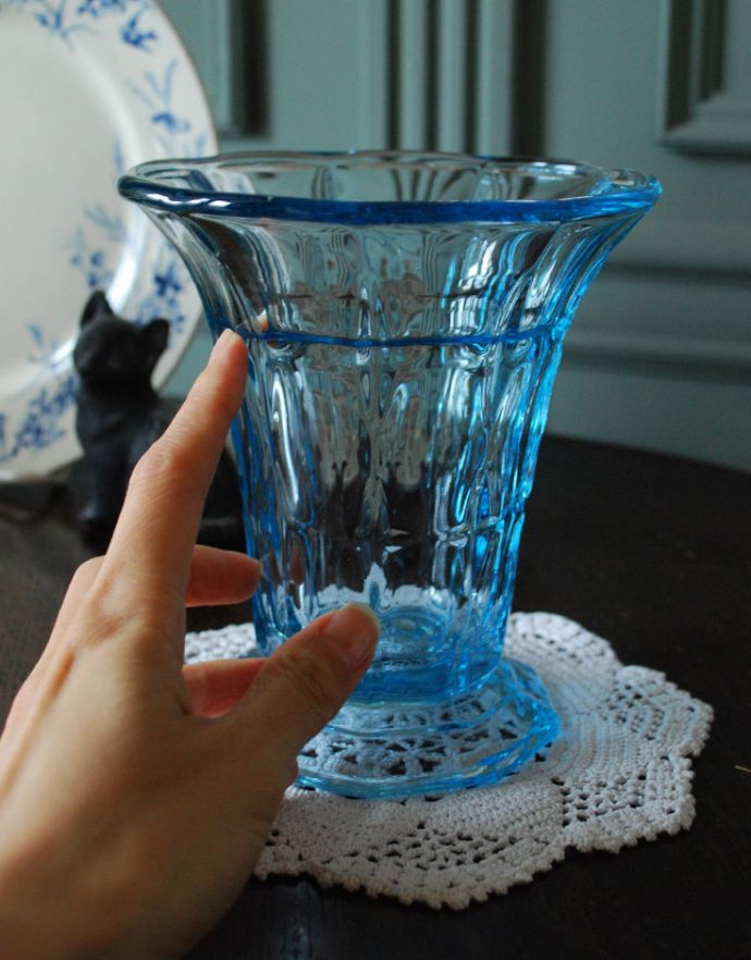 フラワーベース　アンティーク雑貨　涼しげなブルーカラーのフラワーベース（花瓶）、アンティークガラス雑貨（プレスドグラス）。飾るだけで絵になる美しさです。(pg-3333)