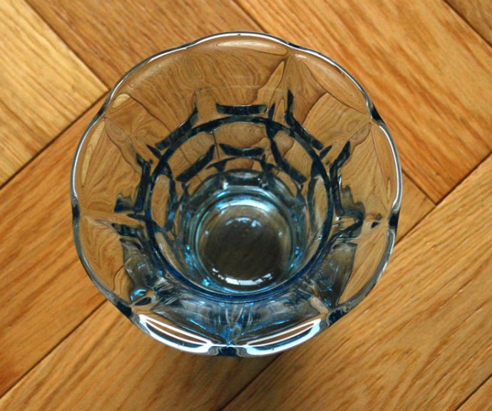 フラワーベース　アンティーク雑貨　涼しげなブルーカラーのフラワーベース（花瓶）、アンティークガラス雑貨（プレスドグラス）。上から見てもキレイなデザインです。(pg-3333)