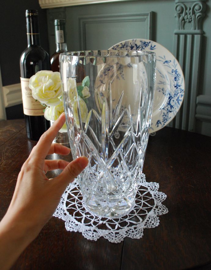 アンティーク 雑貨のガラス小物　アンティーク雑貨　縁どりのカッティングまで美しいアンティークフラワーベース（花器）プレスドグラス 。置くだけで華やかな雰囲気大きなサイズの花器は、お家に1つは欲しいアイテム。(pg-3355)