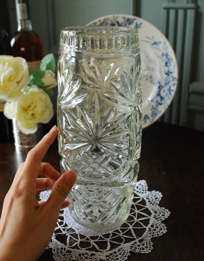 アンティーク 雑貨のガラス小物　アンティーク雑貨　お花のカッティングが華やかなアンティークフラワーベース（花器）プレスドグラス 。置くだけで華やかな雰囲気大きなサイズの花器は、お家に1つは欲しいアイテム。(pg-3358)