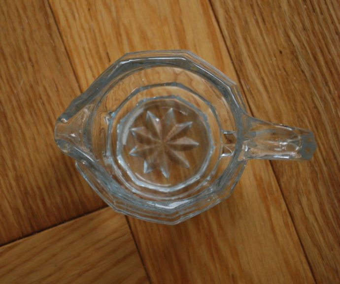 アンティーク 雑貨のガラス小物　アンティーク雑貨　アンティークプレスドグラス、小さくて使いやすいガラスのソースジャグ。上から見るとこんな感じです。(pg-3362)
