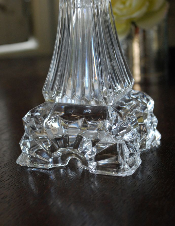 アンティーク 雑貨のガラス小物　アンティーク雑貨　ガラスの輝きがきらきら美しいキャンドルスタンドセット、アンティークプレスドグラス。きらきら輝きます土台まで美しいプレスドグラスのキャンドルスタンドです。(pg-3378)