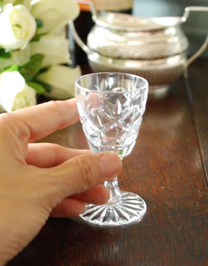 グラス、カトラリー　アンティーク雑貨　アンティークのガラス食器（リキュールグラス）　ダイニングを彩るプレスドグラス。ダイニングに置いてあるだけで素敵な雰囲気を作ってくれます。(pg-3385)