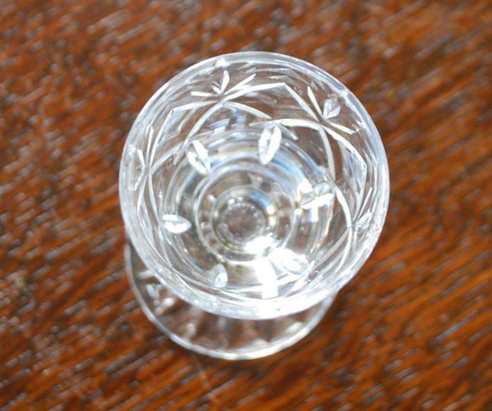 グラス、カトラリー　アンティーク雑貨　アンティークのガラス食器（リキュールグラス）　ダイニングを彩るプレスドグラス。上から見るとこんな感じ。(pg-3385)