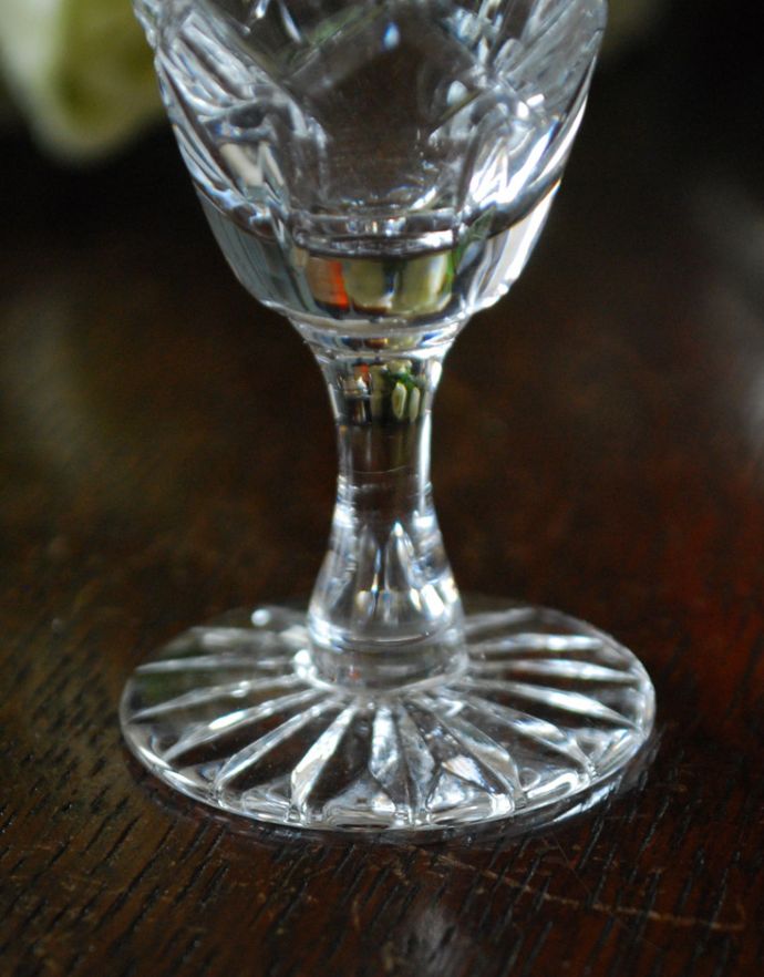 グラス、カトラリー　アンティーク雑貨　アンティークのガラス食器（リキュールグラス）　ダイニングを彩るプレスドグラス。土台のカッティングもきらきら輝きます。(pg-3385)