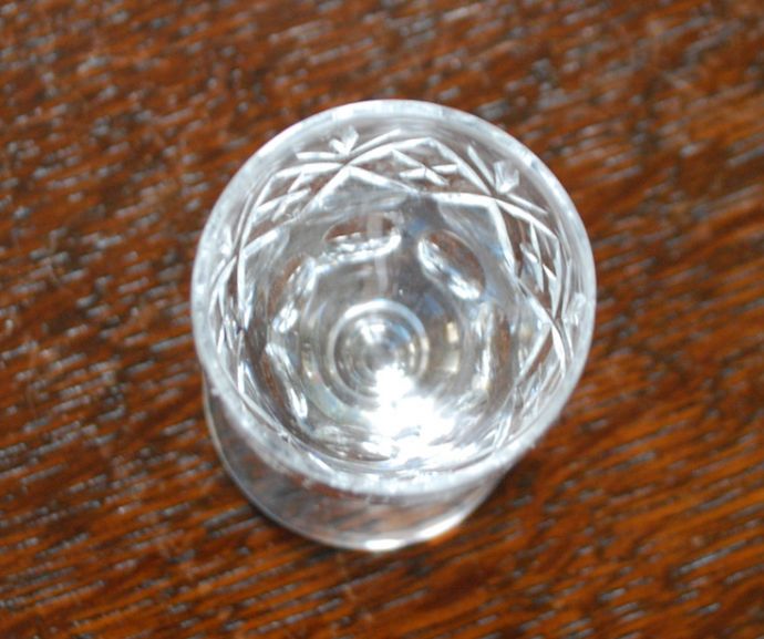 グラス、カトラリー　アンティーク雑貨　アンティークガラスのリキュールグラス、ダイニングを彩るプレスドグラス。上から見るとこんな感じ。(pg-3386)