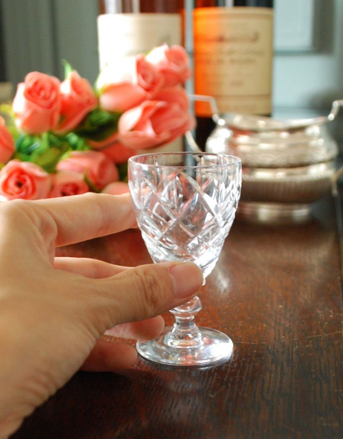 アンティーク 雑貨のガラス小物　アンティーク雑貨　アンティークプレスドグラスのガラス食器（リキュールグラス）。ダイニングに置いてあるだけで素敵な雰囲気を作ってくれます。(pg-3387)