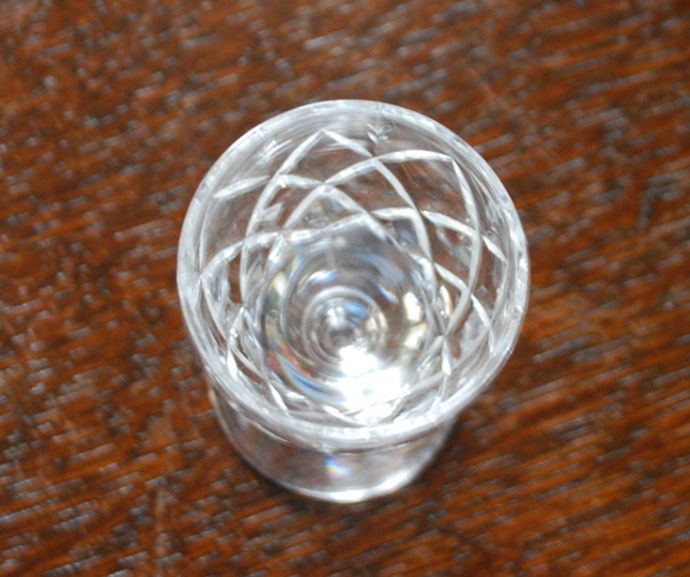 アンティーク 雑貨のガラス小物　アンティーク雑貨　アンティークプレスドグラスのガラス食器（リキュールグラス）。上から見るとこんな感じ。(pg-3387)