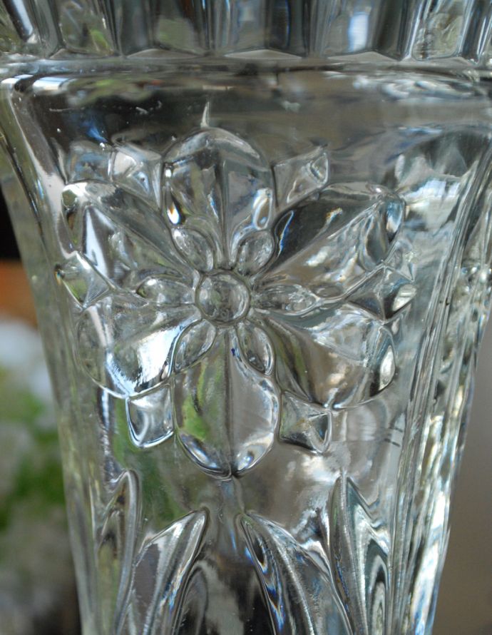 フラワーベース　アンティーク雑貨　華やかななお花のカッティングが美しい・・ガラスのフラワーベース　プレスドグラス。。(pg-3404)
