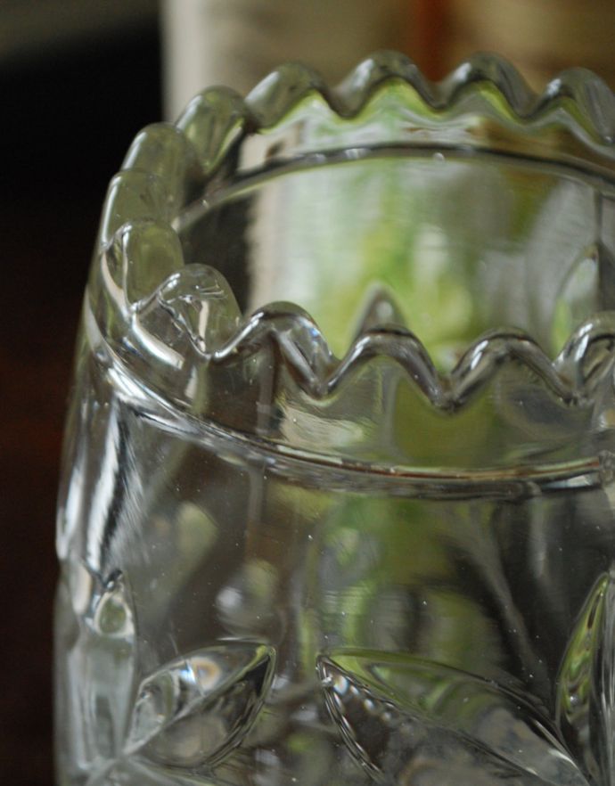 アンティーク 雑貨のガラス小物　アンティーク雑貨　葡萄のデザインがキレイなフラワーベース（花器）、アンティークプレスドグラス。アンティークのため、多少の欠け・傷がある場合がありますが、使用上問題はありませんので、ご了承下さい。(pg-3407)