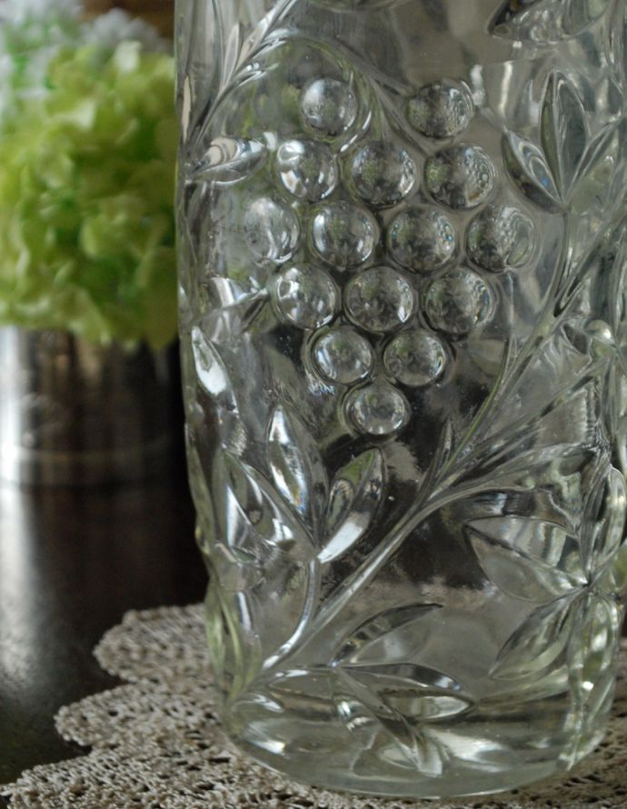 アンティーク 雑貨のガラス小物　アンティーク雑貨　葡萄のデザインがキレイなフラワーベース（花器）、アンティークプレスドグラス。光に当たるときらきら輝きます。(pg-3407)