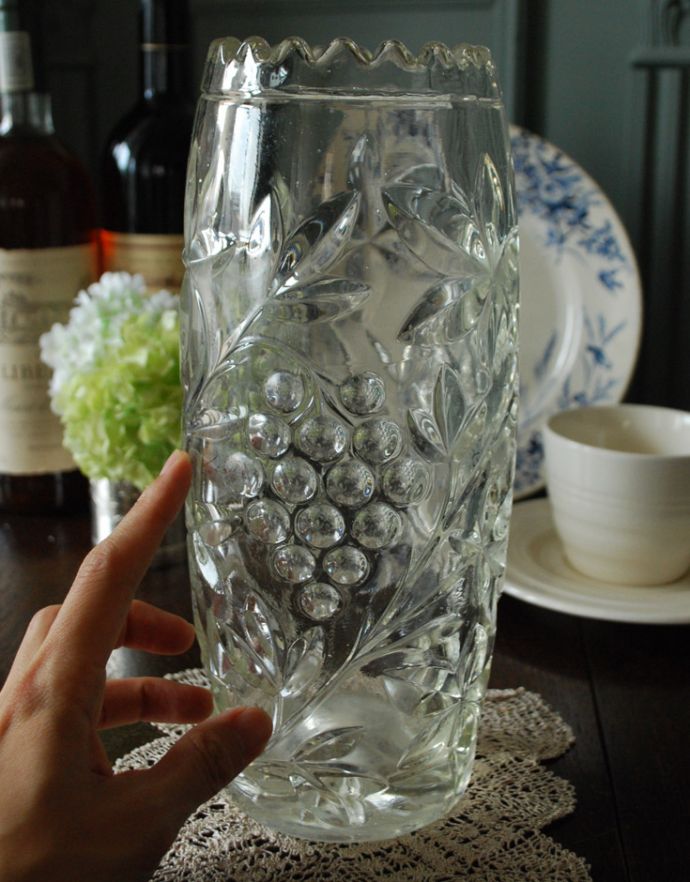 アンティーク 雑貨のガラス小物　アンティーク雑貨　葡萄のデザインがキレイなフラワーベース（花器）、アンティークプレスドグラス。飾るだけで絵になる美しさ。(pg-3407)