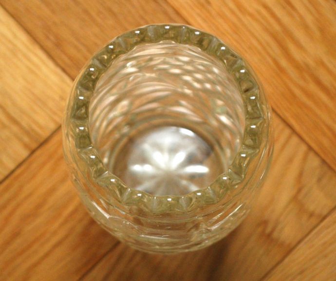 アンティーク 雑貨のガラス小物　アンティーク雑貨　葡萄のデザインがキレイなフラワーベース（花器）、アンティークプレスドグラス。上から見るとこんな感じです。(pg-3407)