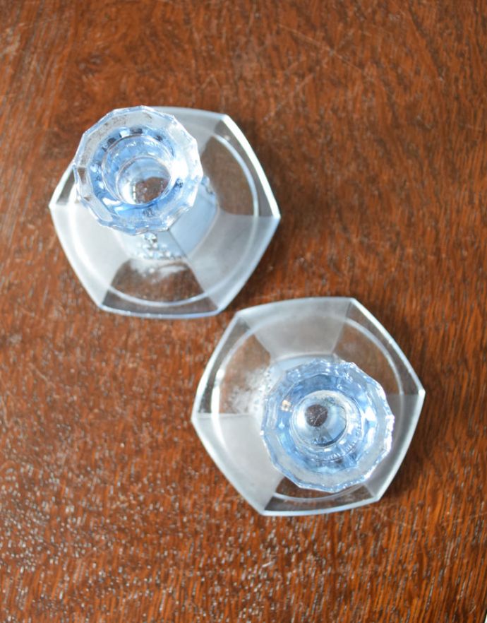 アンティーク 雑貨のガラス小物　アンティーク雑貨　フロストグラスが素敵なブルーのキャンドルスタンドセット、アンティークプレスドグラス。上から見るとこんな感じですアンティークなので多少のキズやカケがある場合はありますが、使用上問題はありませんのでご了承下さい。(pg-3412)